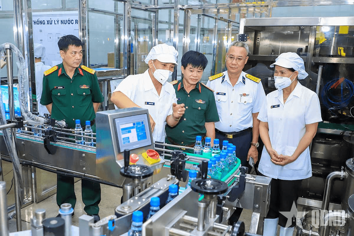 Đoàn công tác Học viện Quốc phòng khảo sát mô hình tổ chức bếp ăn tập thể tại Binh đoàn 20