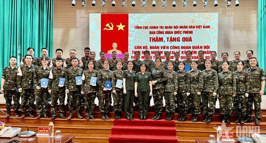 Ban Công đoàn Quốc phòng thăm, tặng quà đoàn viên công đoàn thực hiện nhiệm vụ diễu binh, diễu hành