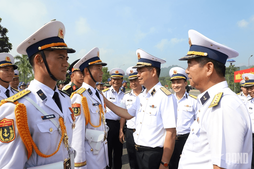 Chính ủy Hải quân thăm, động viên lực lượng diễu binh, diễu hành
