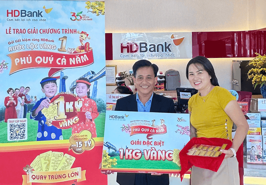 HDBank trao thưởng 1 ký vàng SJC cho nữ khách hàng tại TP Hồ Chí Minh