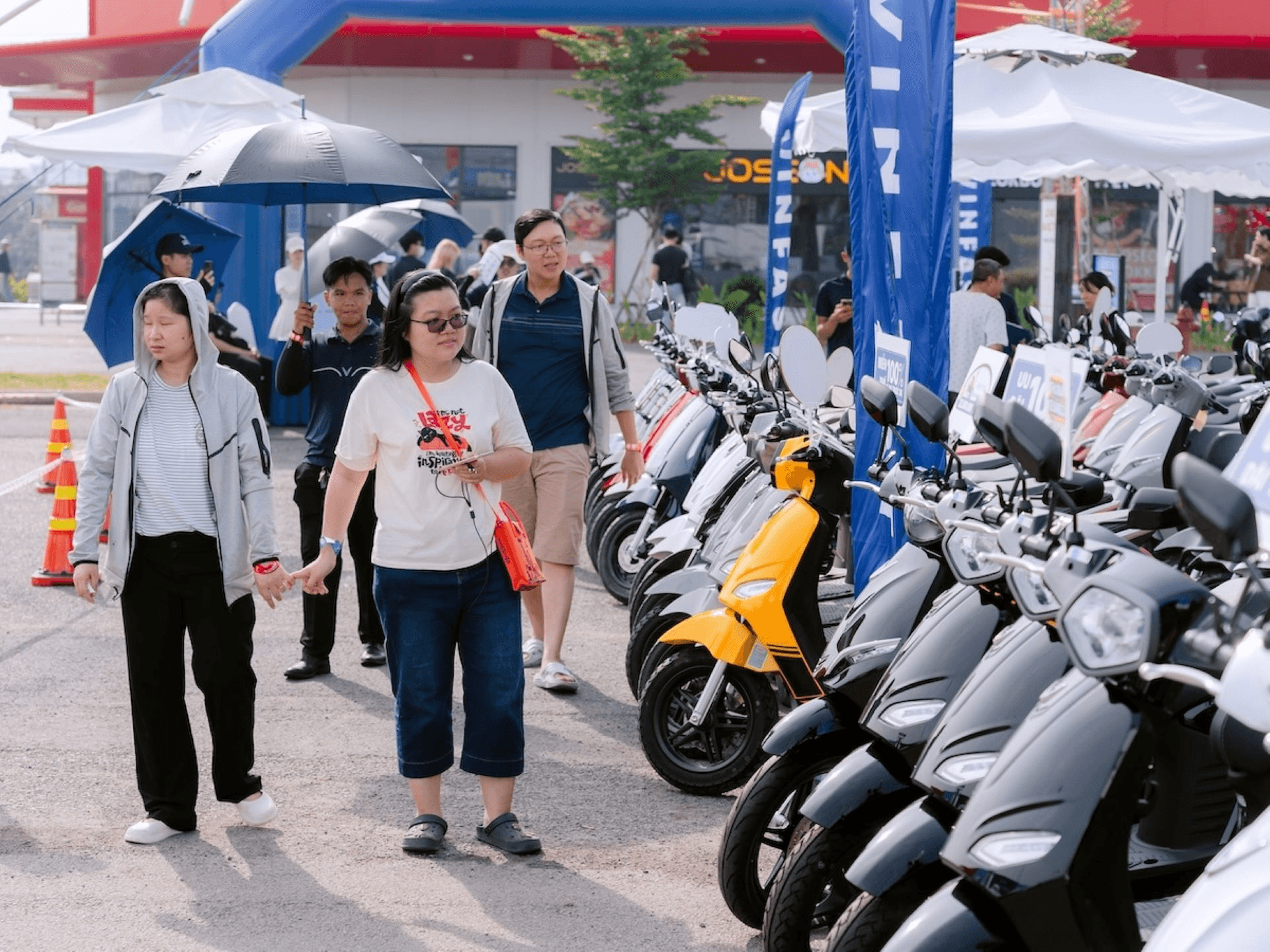 “Đổi xăng lấy điện” hút khách, nhiều đại lý phải bổ sung thêm xe vì lượng khách đông