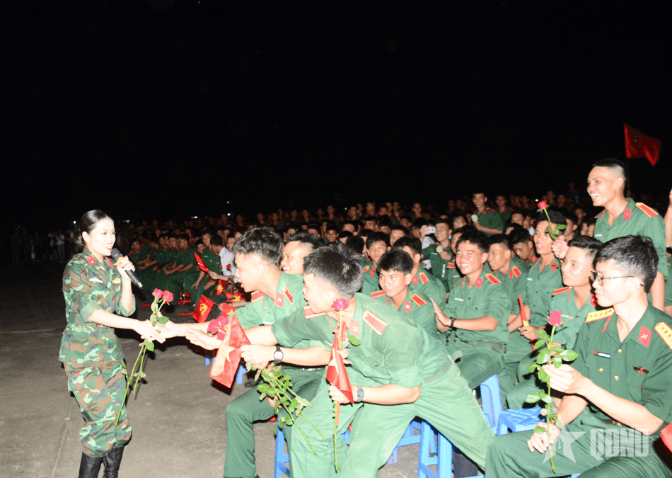 Giao lưu nghệ thuật “Rạng rỡ non sông - Tự hào dưới Quân kỳ Quyết thắng”