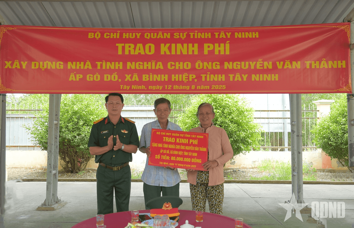 Bộ CHQS tỉnh Tây Ninh trao tặng kinh phí xây dựng nhà tình nghĩa