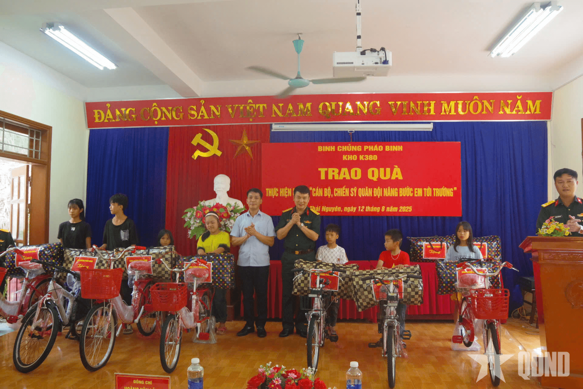 Kho K380 (Binh chủng Pháo binh) trao hàng chục suất quà tặng học sinh
