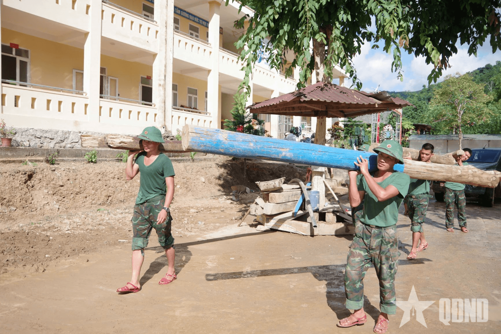 Bộ đội dốc sức hồi sinh ngôi trường vùng lũ