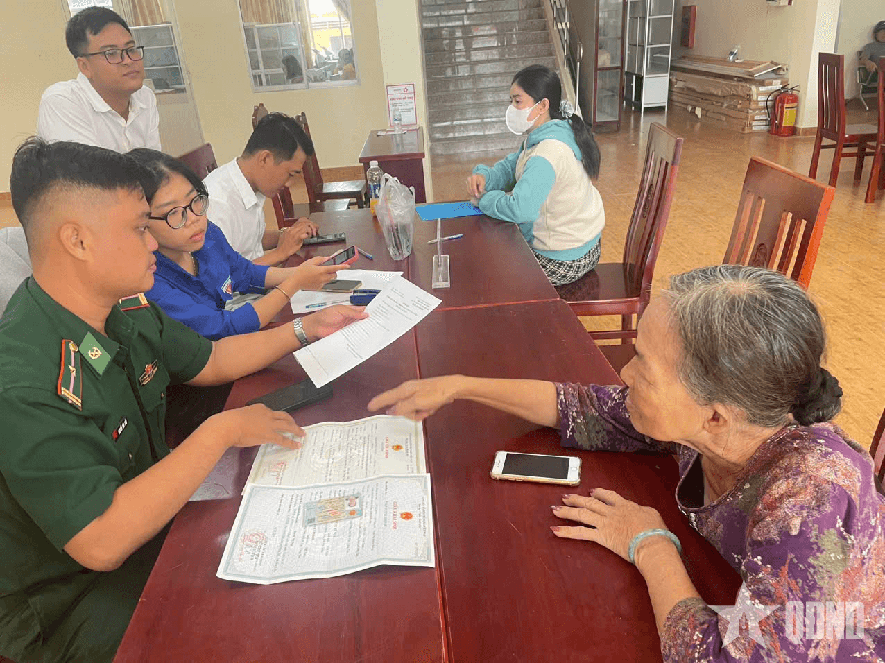 Tuổi trẻ Bộ đội Biên phòng tỉnh Cà Mau tích cực hỗ trợ người dân tiếp cận dịch vụ công trực tuyến