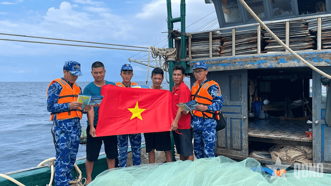Hải đoàn 11 (Bộ tư lệnh Vùng Cảnh sát biển 1): Đẩy mạnh đợt cao điểm chống khai thác hải sản bất hợp pháp