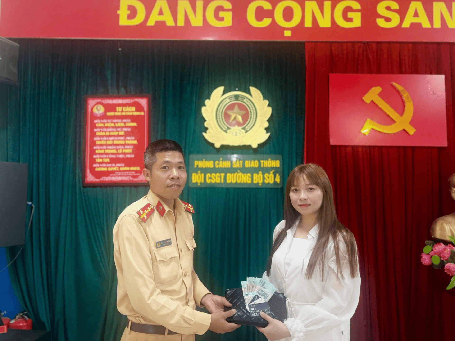Cảnh sát giao thông Hà Nội xác minh, trả lại tài sản bị thất lạc cho người dân