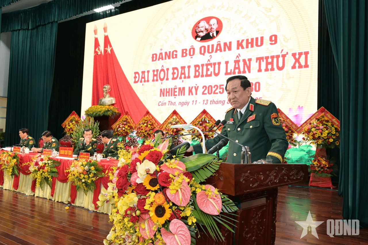 Thượng tướng Võ Minh Lương dự và chỉ đạo Đại hội đại biểu Đảng bộ Quân khu 9