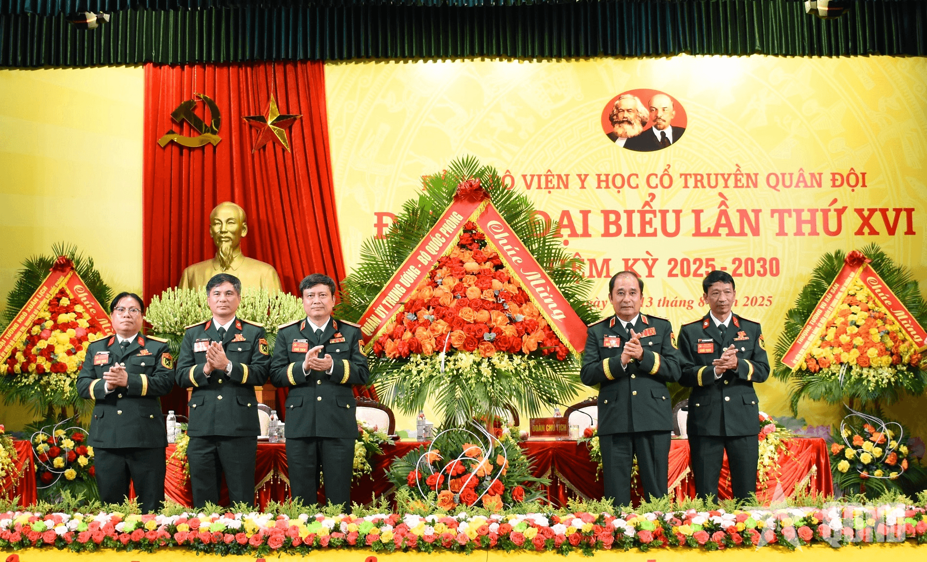Thượng tướng Phùng Sĩ Tấn dự và phát biểu chỉ đạo Đại hội đại biểu Đảng bộ Viện Y học cổ truyền Quân đội