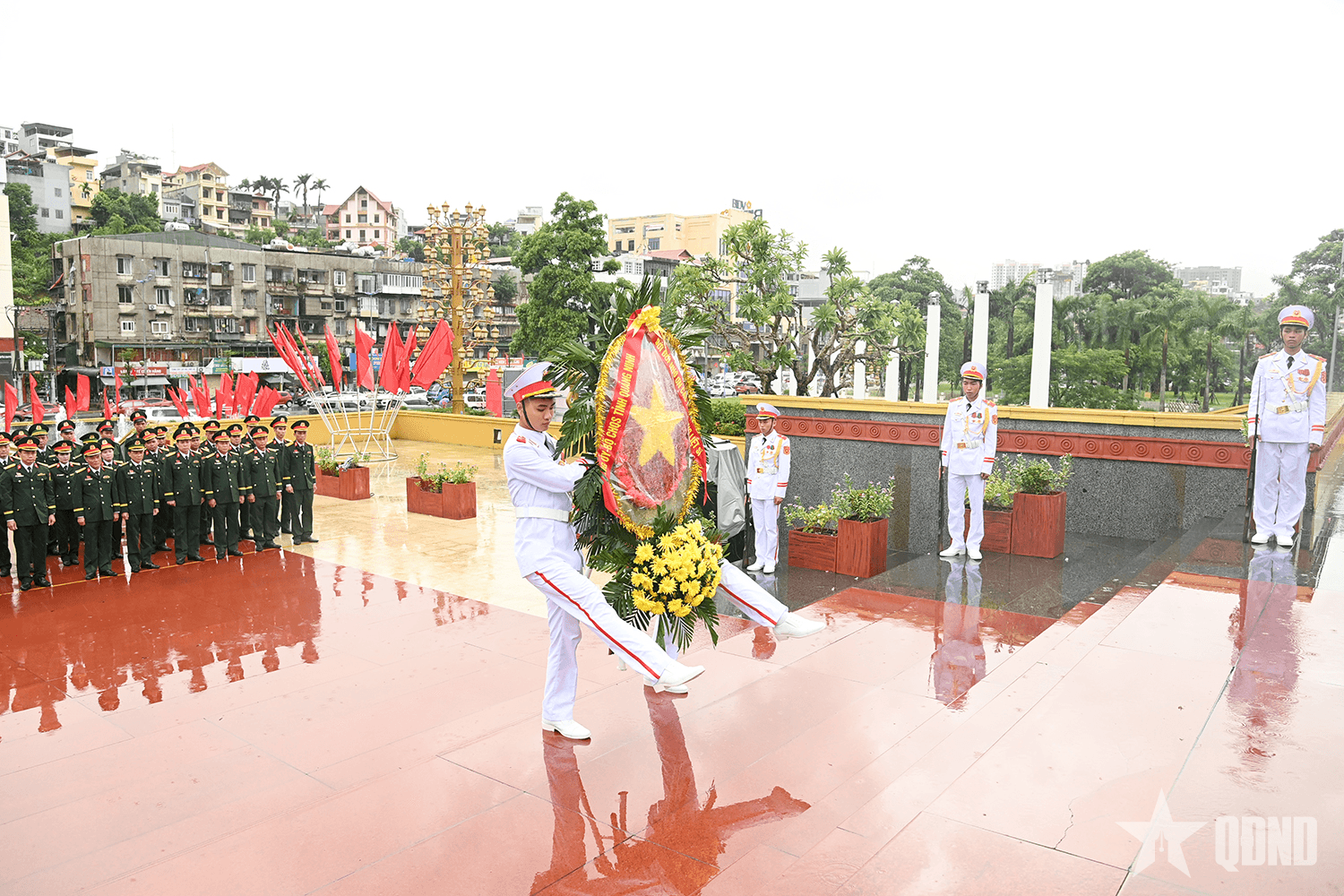 Bộ CHQS tỉnh Quảng Ninh: Dâng hoa, dâng hương tưởng niệm các Anh hùng liệt sĩ