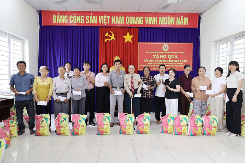 Hội Cựu chiến binh phường Nam Nha Trang tặng quà hội viên có hoàn cảnh khó khăn