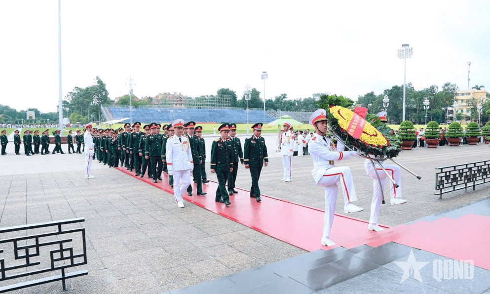 Binh chủng Tăng thiết giáp báo công dâng Bác nhân dịp Đại hội đại biểu Đảng bộ Binh chủng lần thứ XII