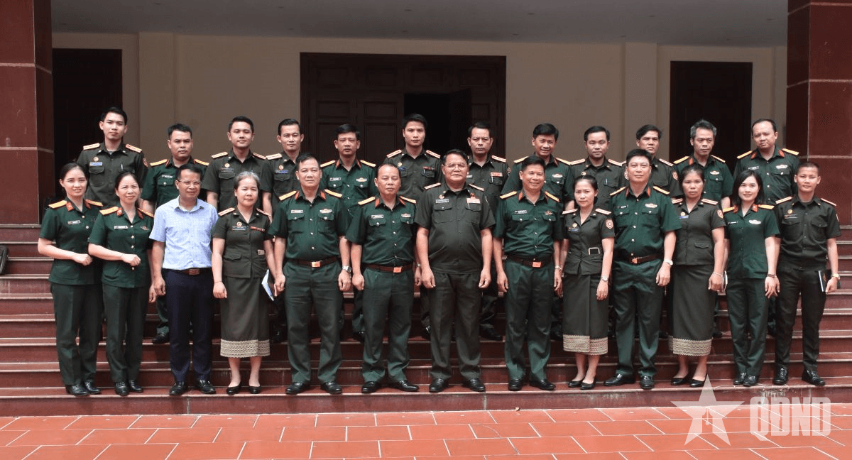 Đoàn cán bộ Báo Quân đội nhân dân Lào thăm và làm việc tại Bộ CHQS tỉnh Tuyên Quang