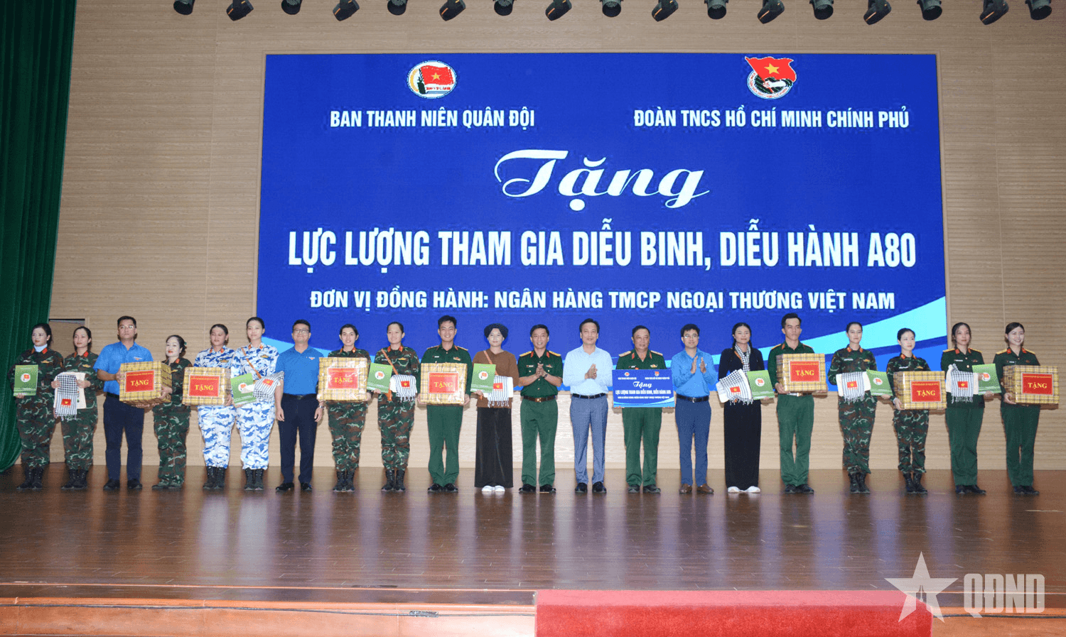 Ban Thanh niên Quân đội phối hợp với các đơn vị trao quà tặng lực lượng làm nhiệm vụ A80