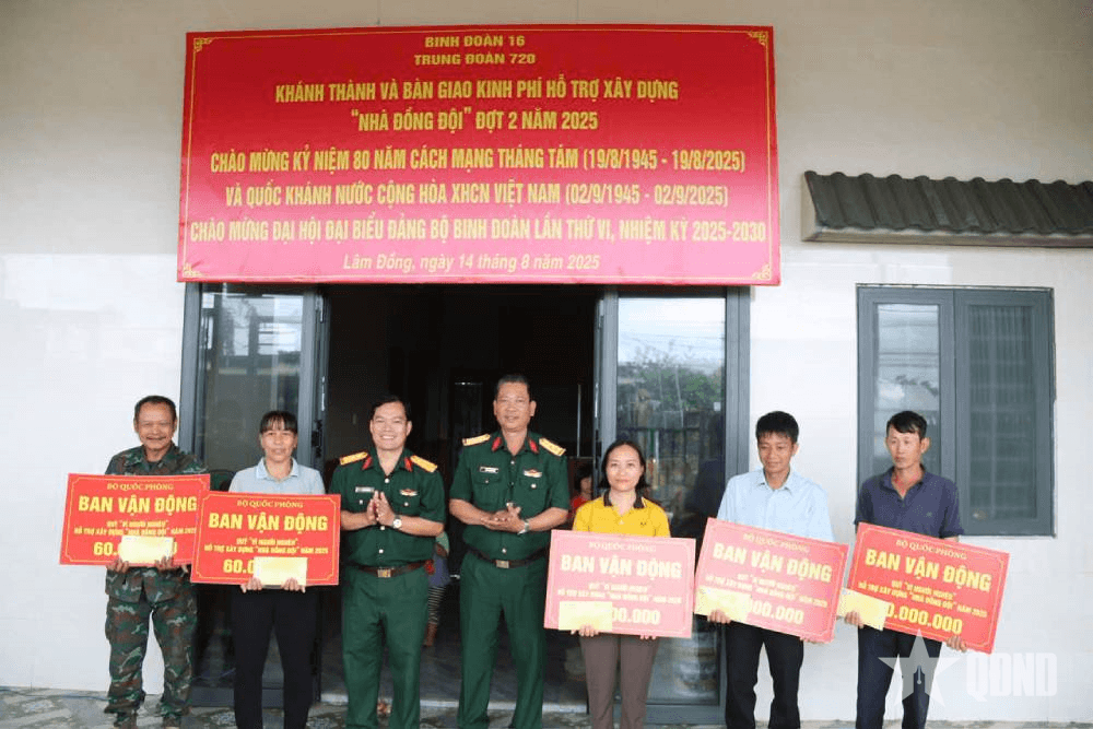 Binh đoàn 16, tặng kinh phí hỗ trợ xây dựng 5 căn “Nhà đồng đội” tại Trung đoàn 720