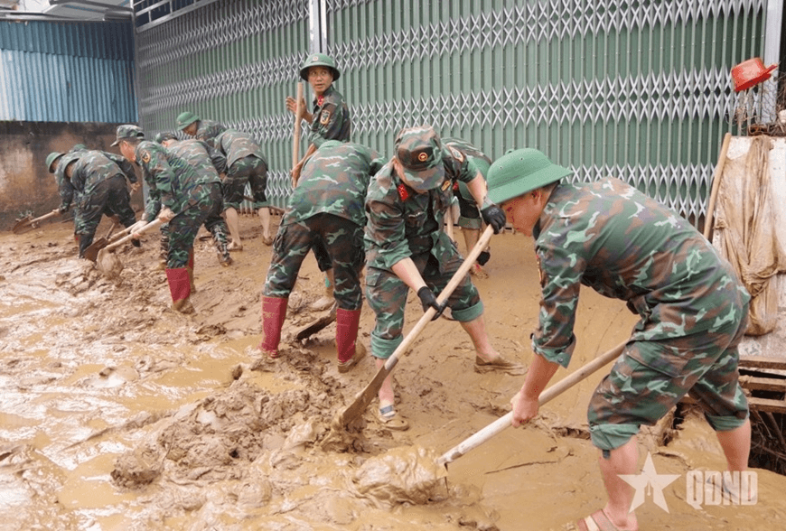 Các đơn vị Quân đội tập trung giúp nhân dân khắc phục hậu quả mưa lũ