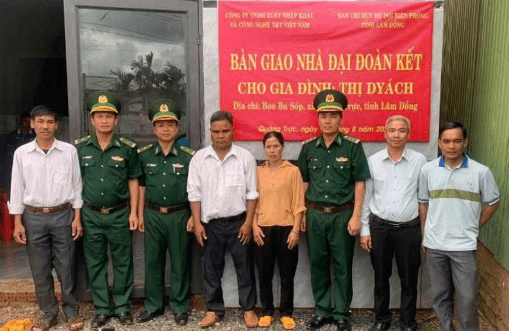 Đồn Biên phòng Đắk Dang (Lâm Đồng) bàn giao nhà "Đại đoàn kết"