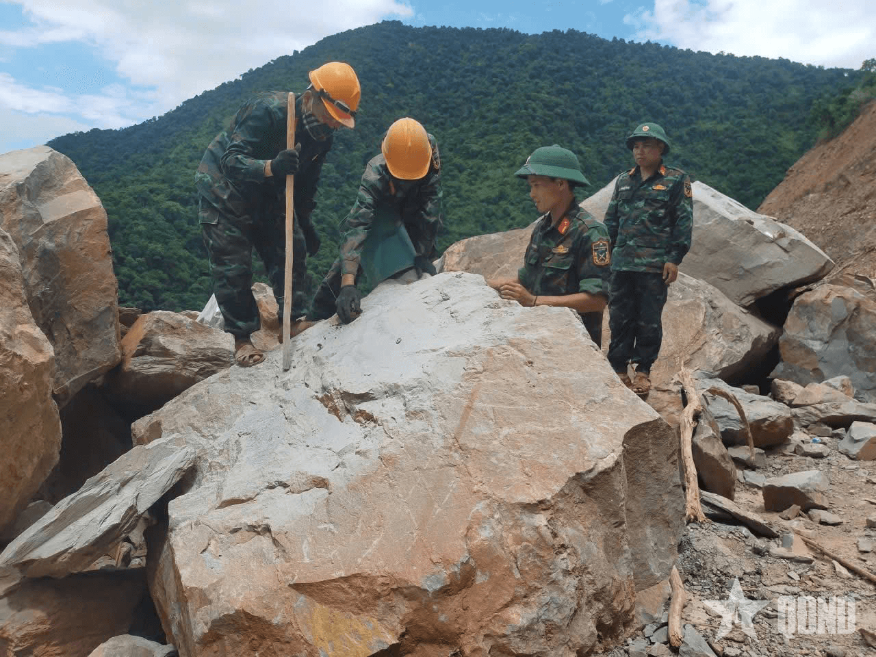 Công binh Quân khu 4 phá đá mở đường vào xã Mường Típ (Nghệ An)