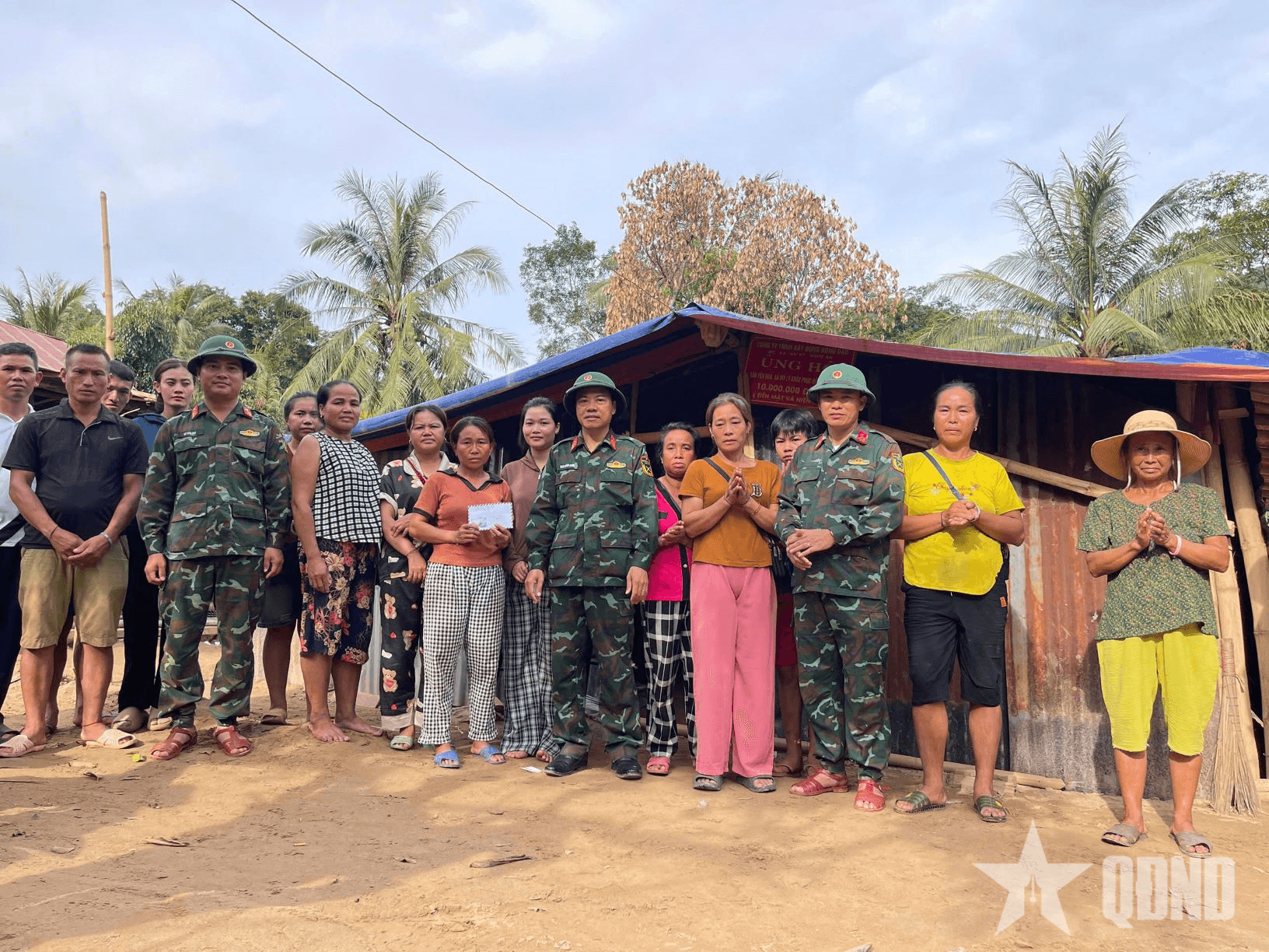 Sư đoàn 324 và Đồn Biên phòng Mỹ Lý trao quà tặng người dân vùng lũ Nghệ An