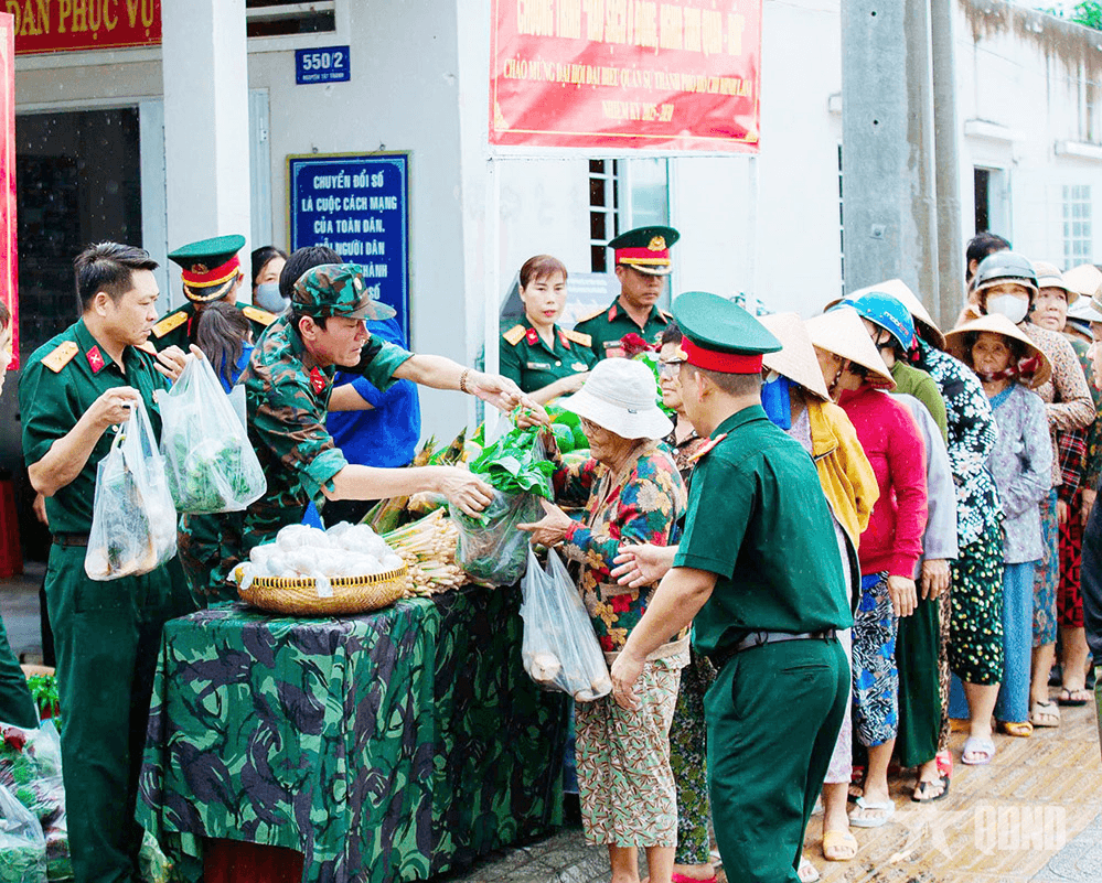 Trung đoàn Minh Đạm tổ chức chương trình “Rau sạch 0 đồng - Nghĩa tình quân dân”