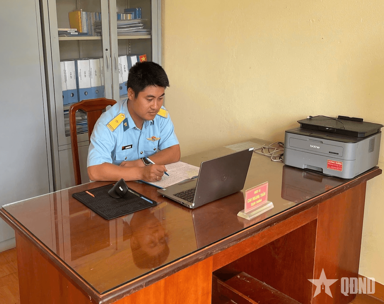 Trạm trưởng gương mẫu ở Trạm ra đa 20