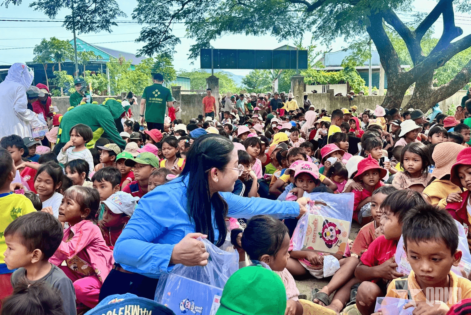 Mang nước sạch và những món quà đến với đồng bào Raglai tỉnh Khánh Hòa