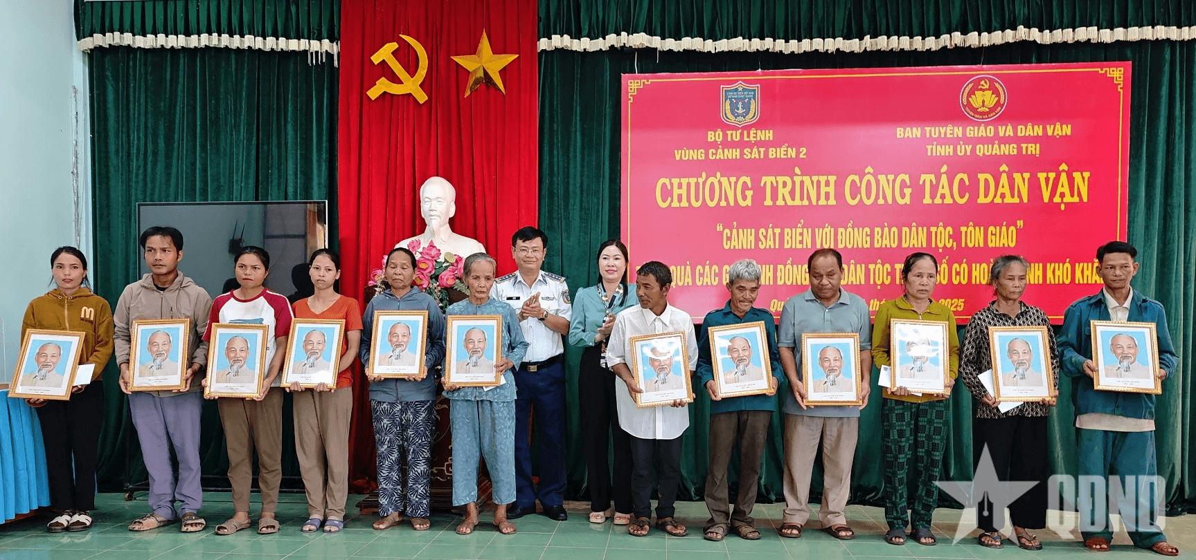 Vùng Cảnh sát biển 2 tặng quà 50 gia đình đồng bào dân tộc tôn giáo tại Quảng Trị