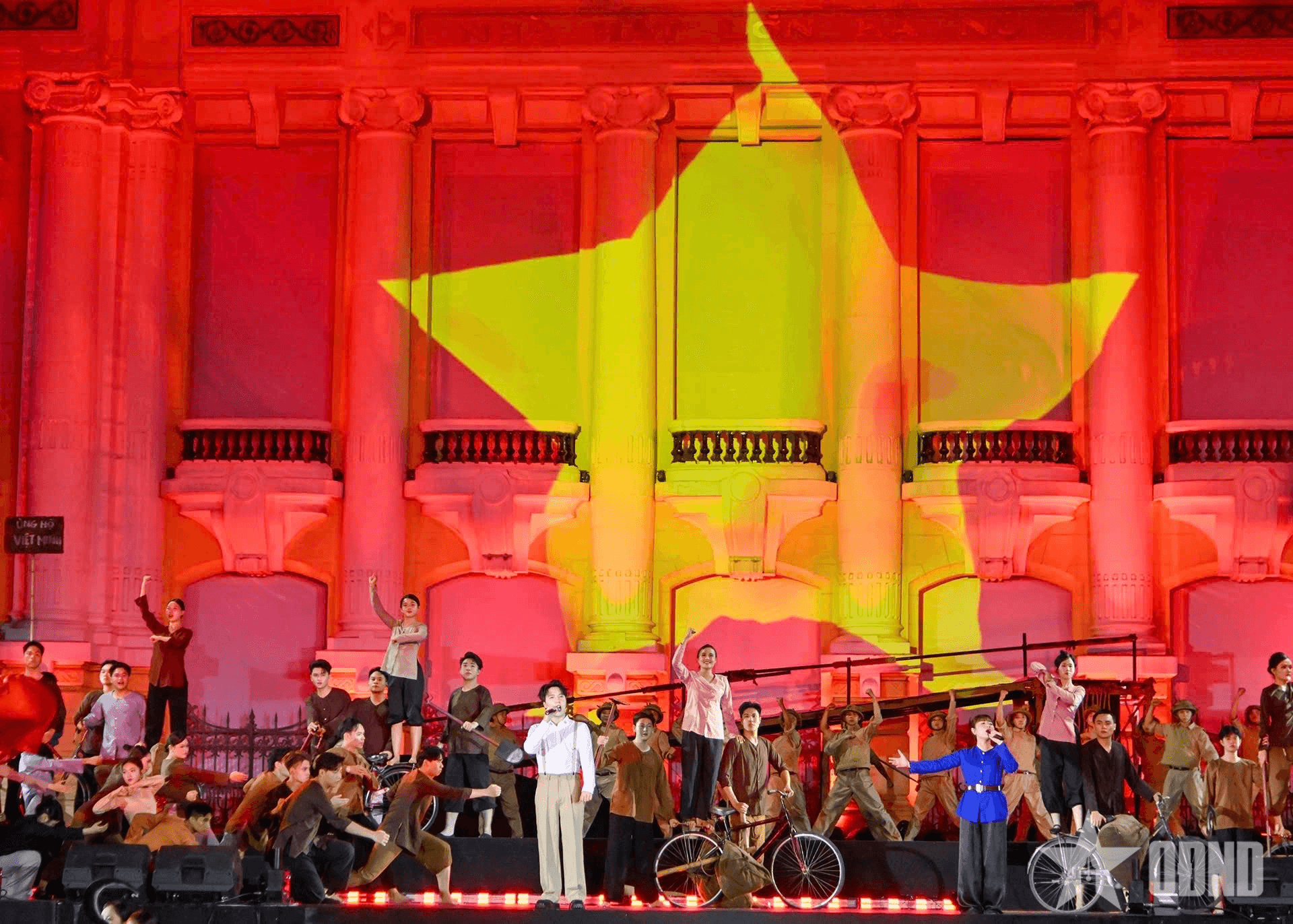Thủ tướng Chính phủ Phạm Minh Chính dự Chương trình nghệ thuật đặc biệt “Hà Nội - Từ mùa thu lịch sử năm 1945”