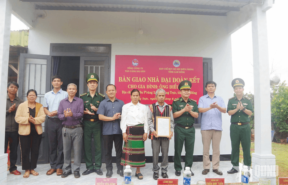 Bộ đội Biên phòng tỉnh Lâm Đồng bàn giao 20 căn nhà thuộc Chương trình “Xóa nhà tạm, nhà dột nát”