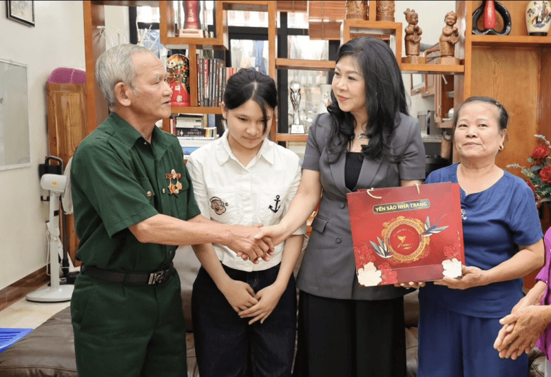 Phu nhân Tổng Bí thư thăm, tặng quà cán bộ, chiến sĩ Công an và người dân tỉnh Sơn La