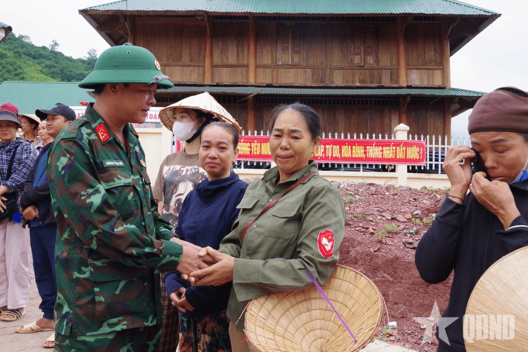 Người dân vùng lũ Nghệ An xúc động khi chia tay bộ đội