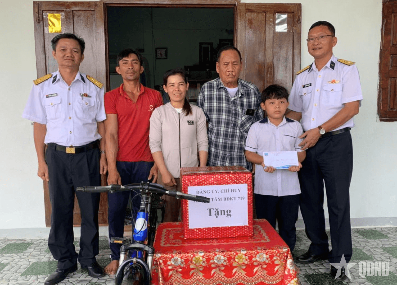 Trung tâm Bảo đảm Kỹ thuật 719 tặng quà con ngư dân