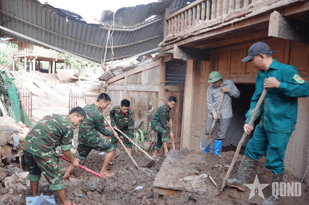 Những “thần đèn” giữa vùng lũ