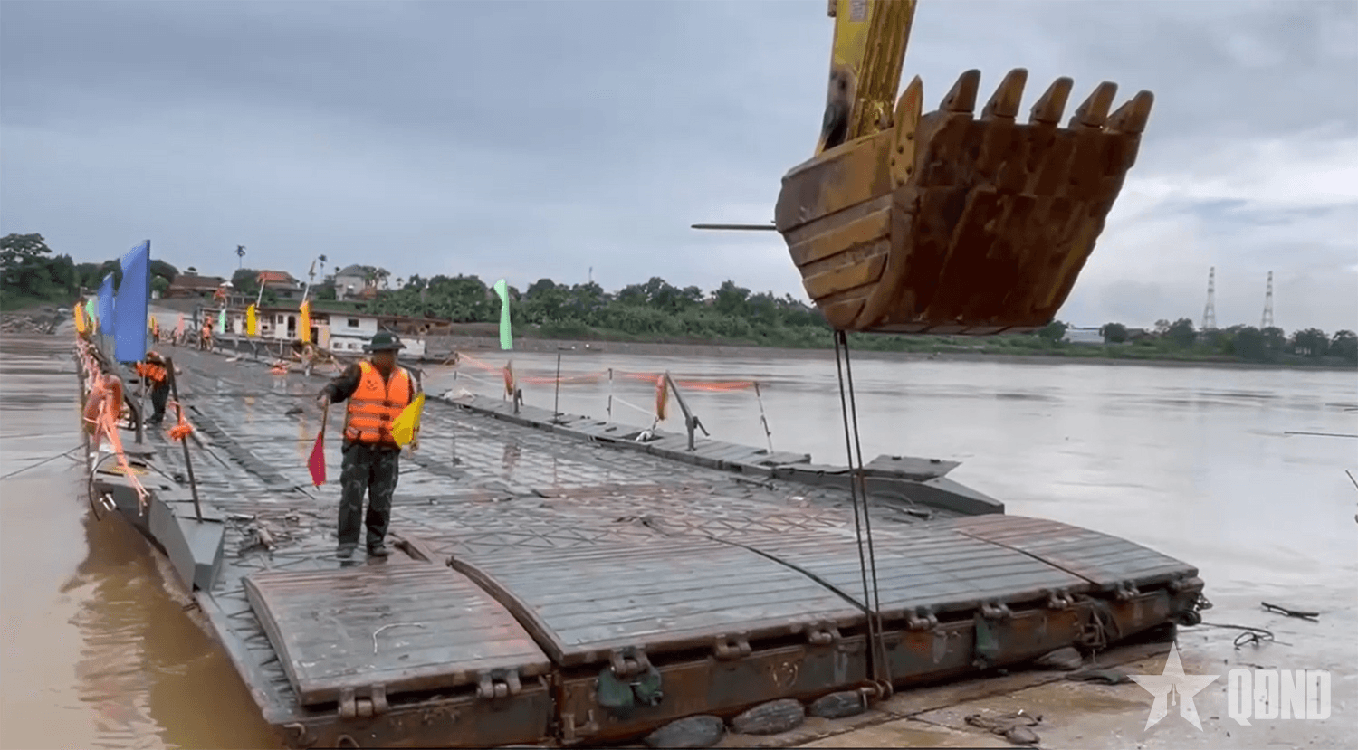 Cầu phao Phong Châu tạm dừng để bảo đảm giao thông