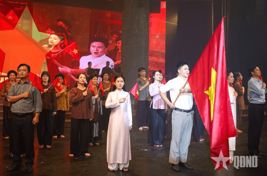 Tôn vinh Chủ tịch Hồ Chí Minh trên sân khấu