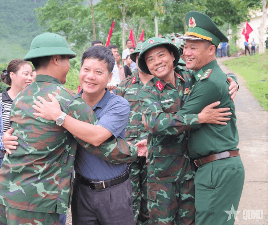 Bộ đội Sư đoàn 324 lưu luyến chia tay đồng bào vùng lũ