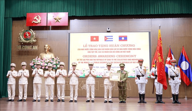 Những phần thưởng cao quý tô thắm mối quan hệ Việt Nam - Lào, Việt Nam - Cuba