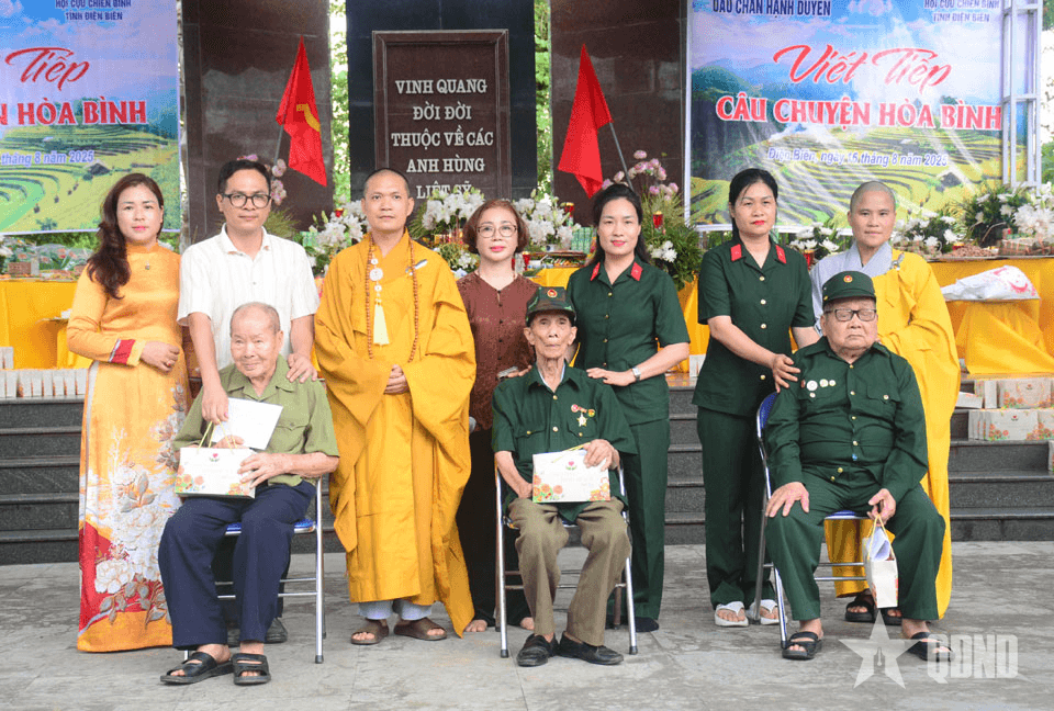 Điện Biên: Tặng quà tri ân các gia đình chính sách, cựu chiến binh