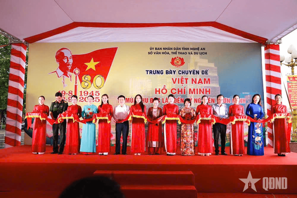 Trưng bày chuyên đề "Việt Nam - Hồ Chí Minh: Từ mùa Thu độc lập đến kỷ nguyên vươn mình"