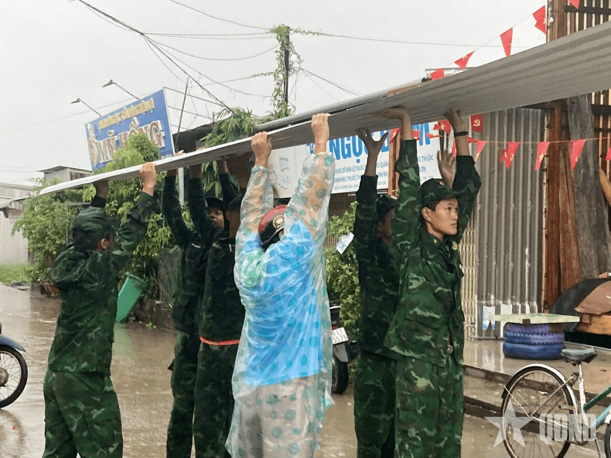 Cà Mau: Đồn Biên phòng Đất Mũi giúp nhân dân khắc phục hậu quả thiên tai
