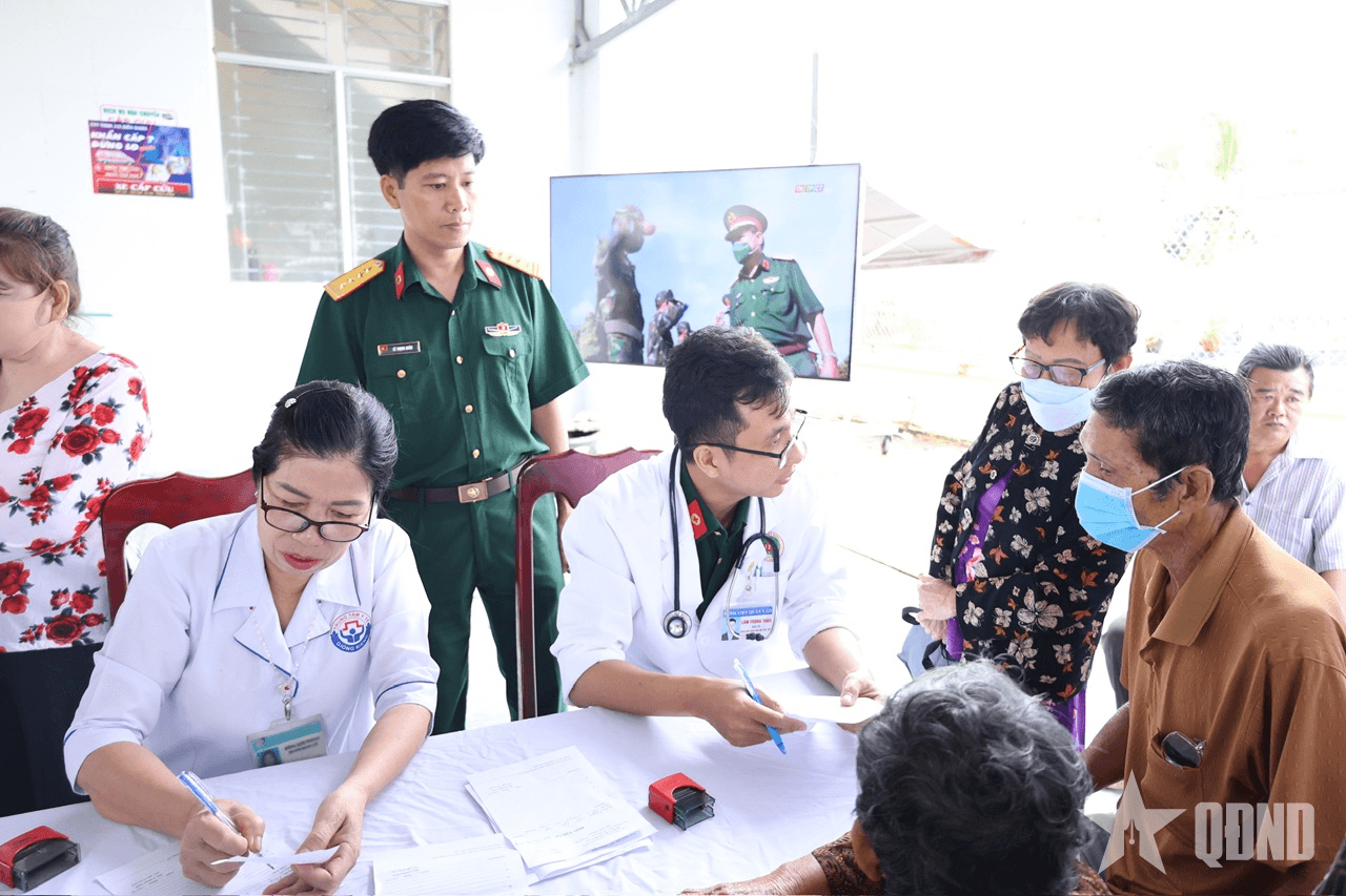 Bệnh viện Quân y 121 (Quân khu 9): Khám bệnh, tặng quà tại An Giang