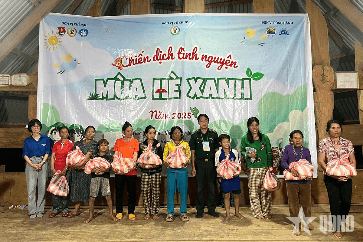Trao nhiều phần quà tặng bà con xã biên giới Hùng Sơn