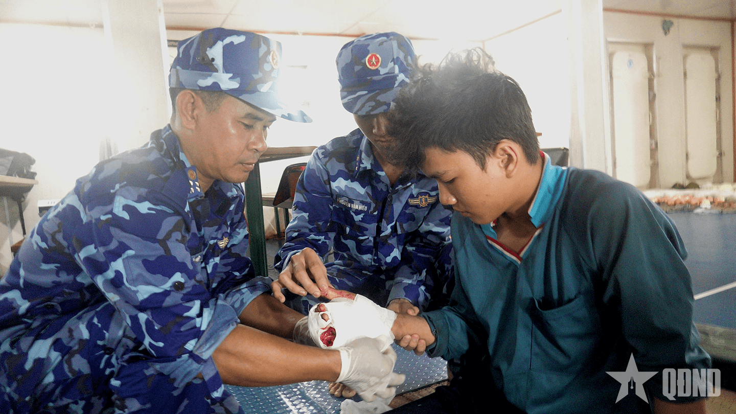 Bộ tư lệnh Vùng Cảnh sát biển 4 kịp thời hỗ trợ ngư dân bị tai nạn lao động trên biển