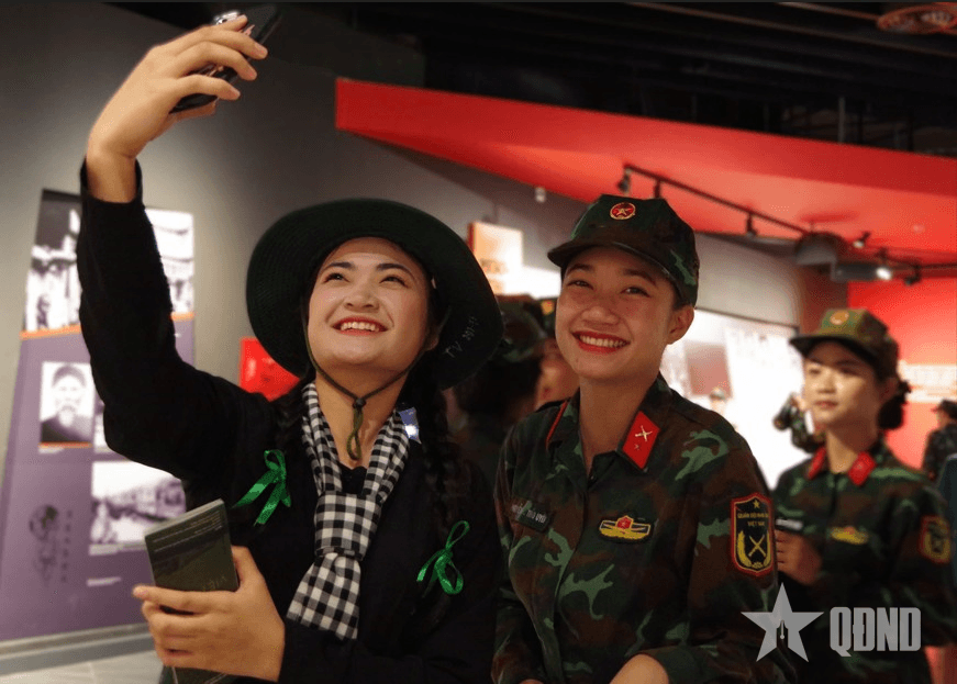 Chung bước giữa hàng quân