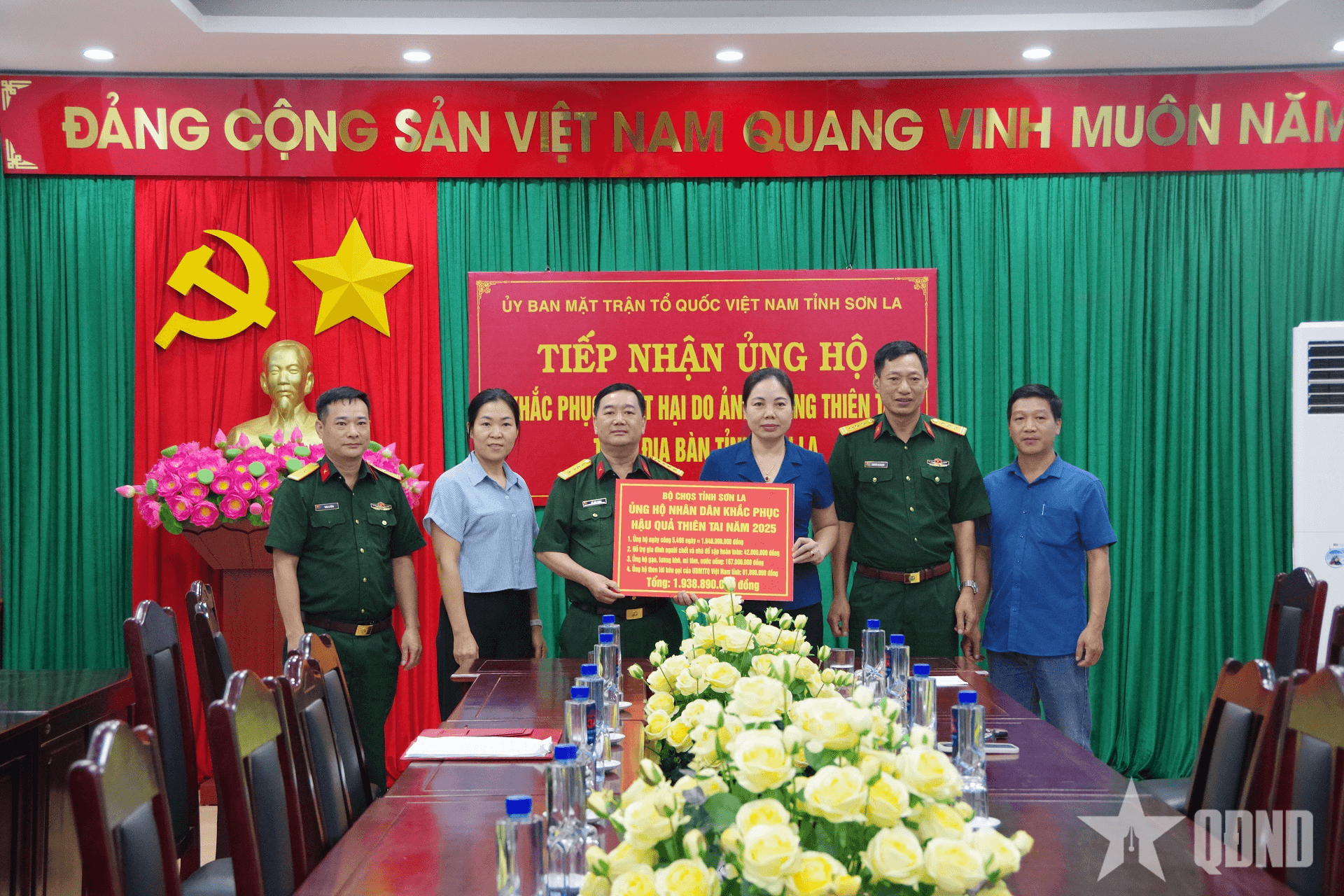 Bộ CHQS tỉnh Sơn La trao tiền ủng hộ khắc phục hậu quả thiên tai trên địa bàn tỉnh
