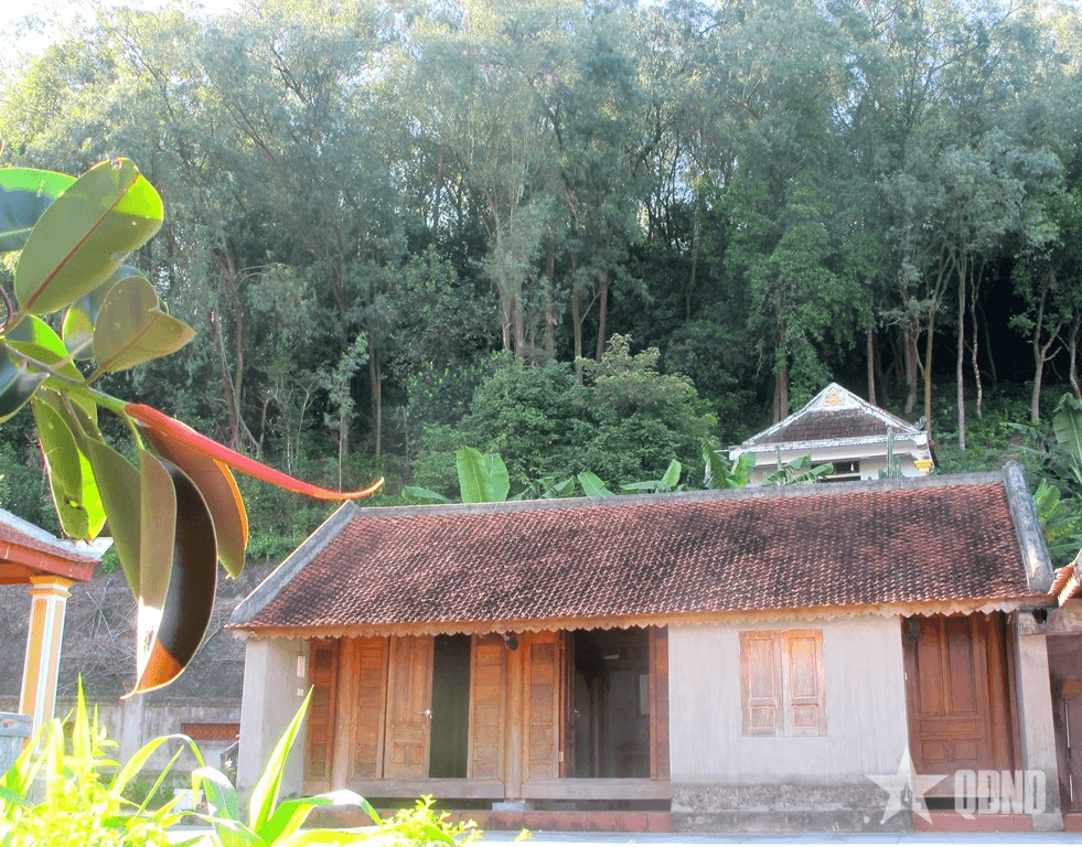 Căn nhà dưới chân núi Nhón