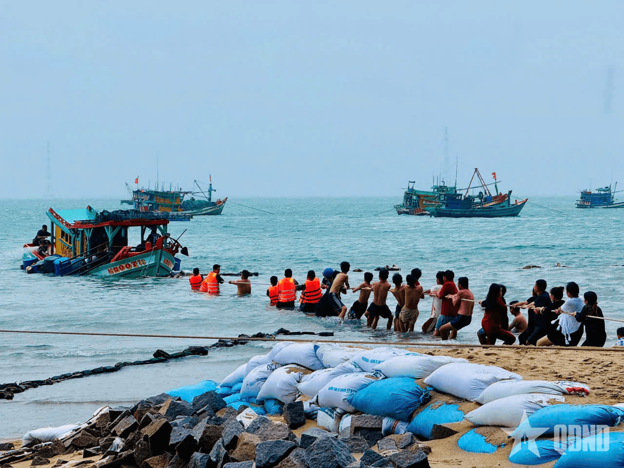 Bộ đội Biên phòng tỉnh An Giang hỗ trợ trục vớt phương tiện bị chìm