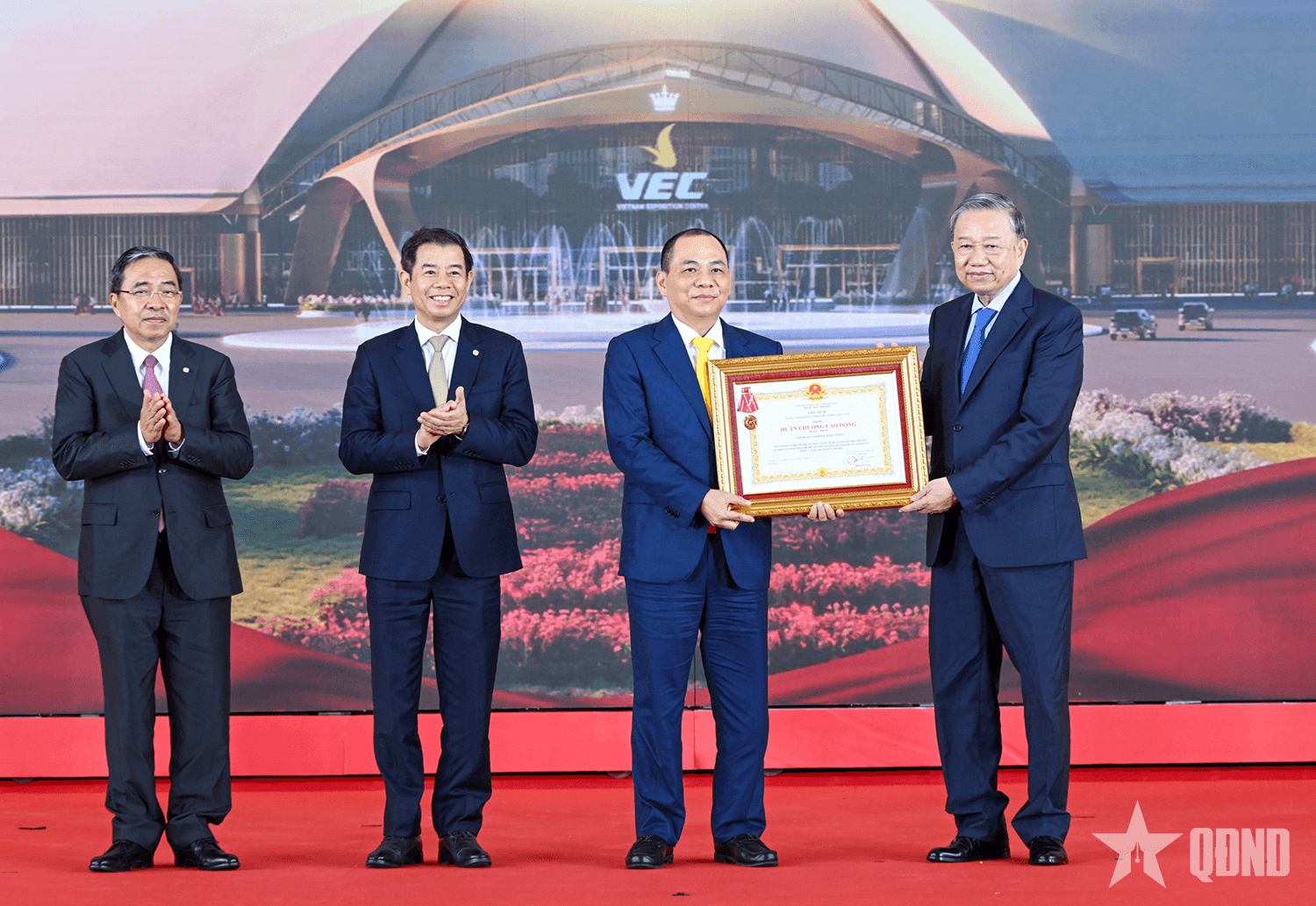Tập đoàn Vingroup nhận Huân chương Lao động hạng Nhất