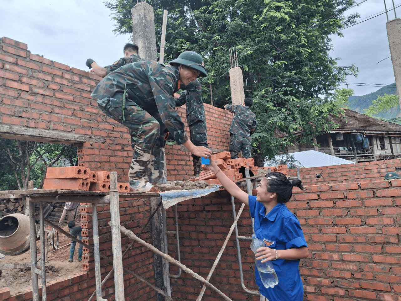Cán bộ, chiến sĩ Trung đoàn 174, Sư đoàn 316 nỗ lực giúp dân khắc phục hậu quả thiên tai